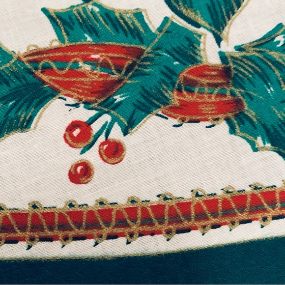 Vintage Christmas Poinsettia Round 60" Tablecloth - Picture 4 of 10